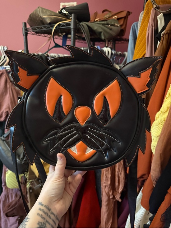 Love pain and stitches Handbags - Love Pain Stitches Pumpkin Kult Cat Halloween Black & Orange Face Crossbody Bag